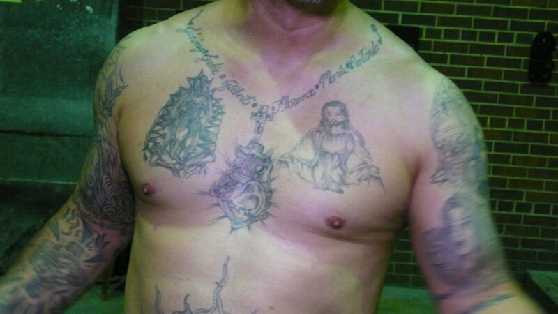 Denver, Colorado, USA: An inmate at the Denver County Jail showing off his tattoos. – Bild: NGT