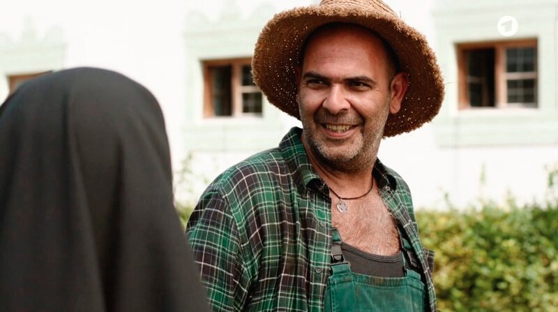 Hubert (Christian Tramitz, rechts) und Girwidz (Michael Brandner, links) ermitteln im Kloster.; Oberin Renate (Michaela Steiger, rechts) bittet Hubert (Christian Tramitz, Mitte) um ein Gespräch unter vier Augen (mit Michael Brandner, links).; Hubert (Christian Tramitz, links) und Girwidz (Michael Brandner, Mitte) befragen Oberin Renate (Michaela Steiger, rechts) zu Schwester Lara.; Yazid (Hannes Ringlstetter) ermittelt undercover als Gärtner im Kloster. – Bild: ARD/​BR/​TMG/​Emanuel A. Klempa