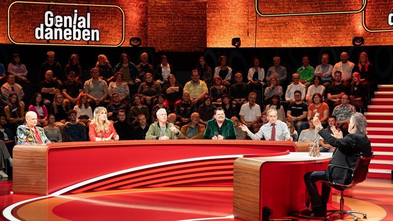 Das Rateteam rätselt über kuriose Fragen. – Bild: RTLZWEI /​Constantin Entertainmen