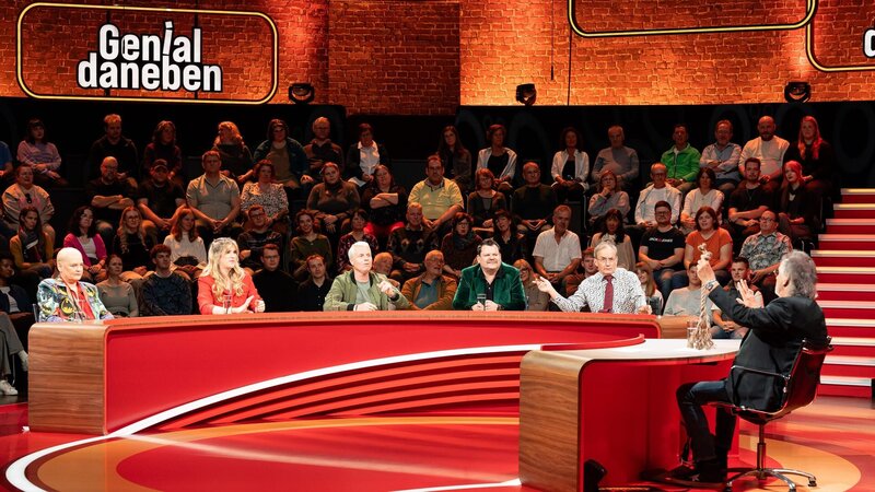 Das Rateteam rätselt über kuriose Fragen. – Bild: RTLZWEI /​Constantin Entertainmen