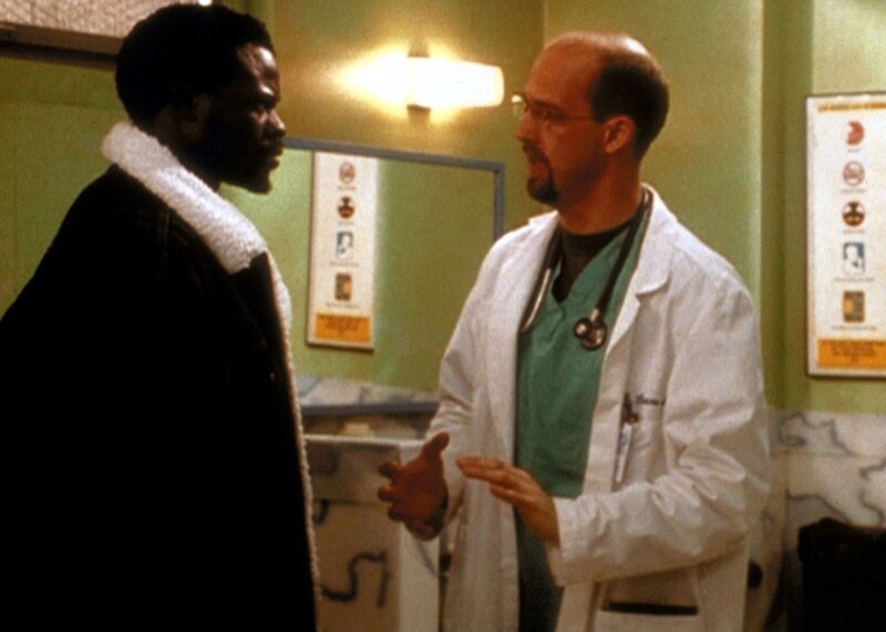 Dr. Greene (Anthony Edwards, r.) versucht mit allen Mitteln, Mobalages (Djimon Hounsou, l.) Erinnerungen wachzurütteln. – Bild: PRO7 /​ ProSieben Media AG