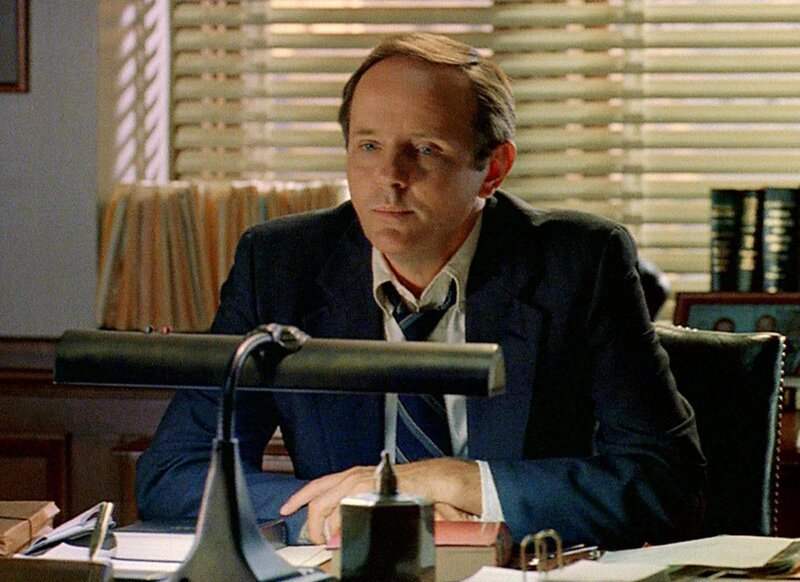 Staatsanwalt Ben Stone (Michael Moriarty) versucht Richter Thayer wegen Erpressung zu verurteilen. – Bild: RTL