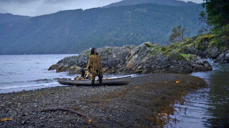 Ureinwohner in Amerika bauen verschiedene Kanus für unterschiedliche Zwecke – ob für die Reise auf Flüssen und Meeren, den Transport von Waren oder die Jagd von Walen und Seehunden. Für jede Aufgabe wird das am besten geeignete Material auf spezifische Weise verarbeitet. – Bild: phoenix/​ZDF/​1491 Productions Inc.