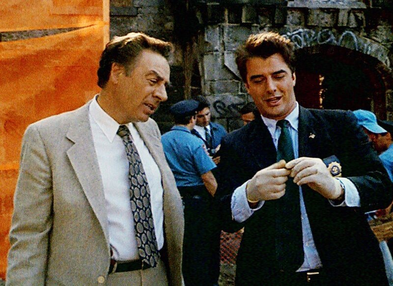 Ein äußerst turbulenter Tag für Detective Lennie Briscoe (Jerry Orbach, li.) und Detective Mike Logan (Christopher Noth): Sie suchen einen Serienmörder, verhaften eine Frau, die ihren Mann kastriert hat, suchen den Mörder eines Lebensmittelhändlers … – Bild: RTL NITRO