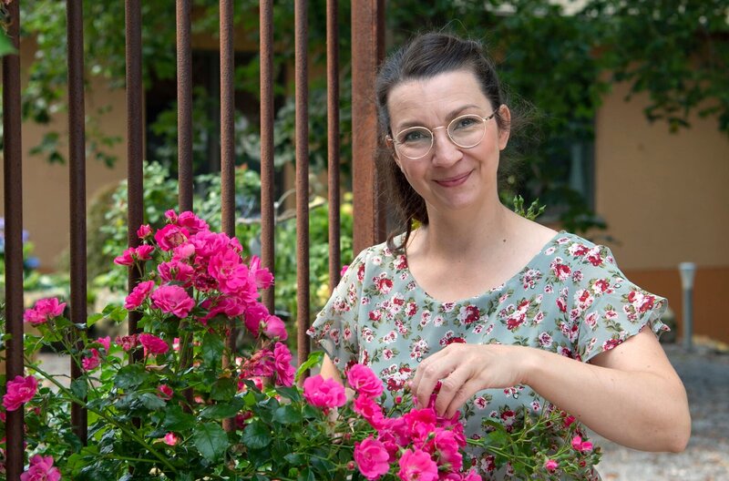 Für Gastgeberin Nicole Nassiry ist die Eifel Heimat – und zugleich der schönste Platz zum Leben. – Bild: WDR/​Melanie Grande