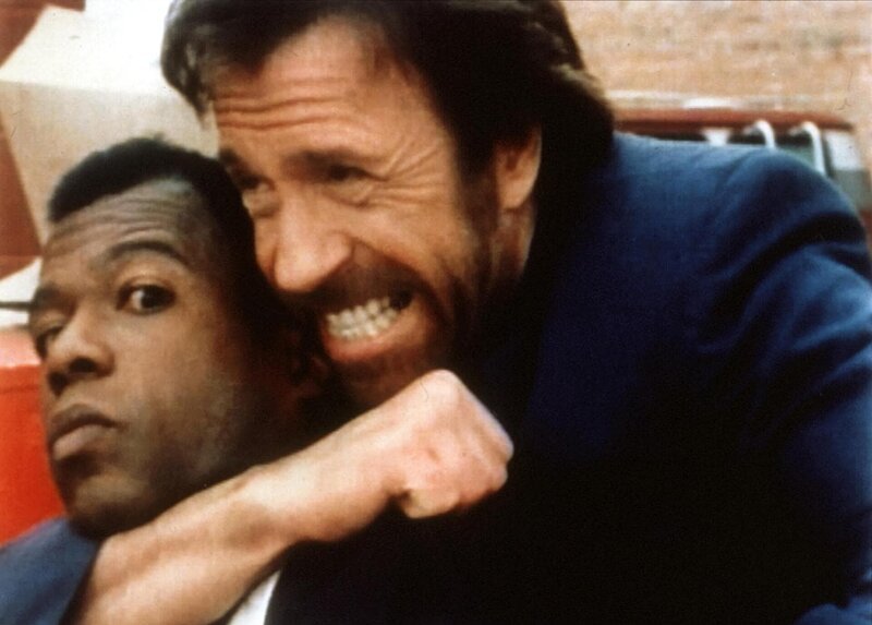 Walker (Chuck Norris, re.) wird auf Schritt und Tritt von der Organisation observiert. Damit seine Tarnung nicht auffliegt, mu? er so tun, als habe er keinen Kontakt mehr zu den Rangern. (Foto li: Clarence Gilyard als Trivette) – Bild: Nitro