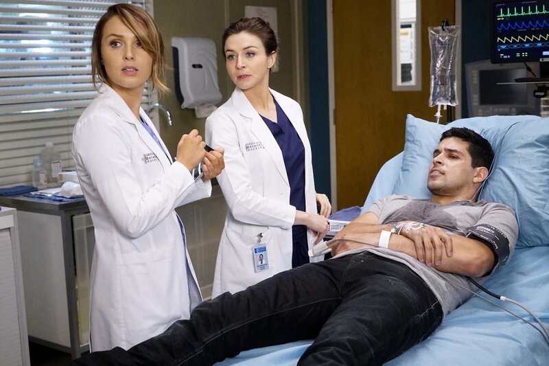 Kyle (Wilmer Valderrama, r.) wird ins Krankenhaus eingeliefert. Er zittert am ganzen Körper. Amelia (Caterina Scorsone, M.) und Jo (Camilla Luddington, l.) kümmern sich um ihn, während Stephanie die Trennung von ihm bereut … – Bild: PLURIMEDIA (ABC)