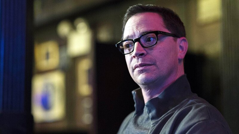 Simon Wilkes (Joshua Malina) brüstet sich im Internet mit Schilderungen grausiger Kinderfolterungen, die jedoch angeblich nur seiner Fantasie entspringen. – Bild: TVNOW /​ Universal