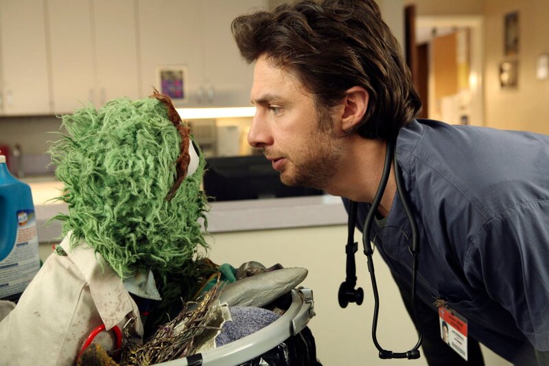 Was ist nur mit J.D. (Zach Braff, r.) los – hat er wirklich Besuch von Oscar (l.) aus der Sesamstrasse erhalten? – Bild: Turner /​ ©Touchstone Television