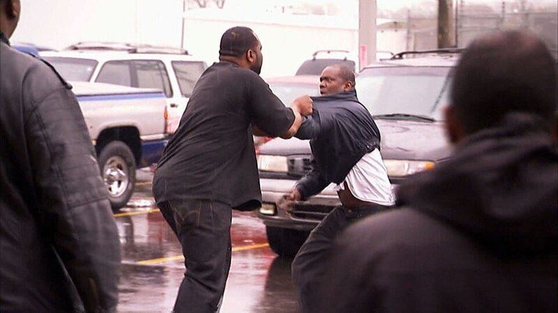 Les Gold hat eine Lkw-Ladung Fernseher eingekauft. Seine Angestellten sollen die Restposten und Retouren im Pfandhaus zu Geld machen. Die Frage ist nur: Wo werden die Geräte untergebracht? Denn im Lager ist für die Schnäppchen kein Platz. – Bild: TLC (DEUT)