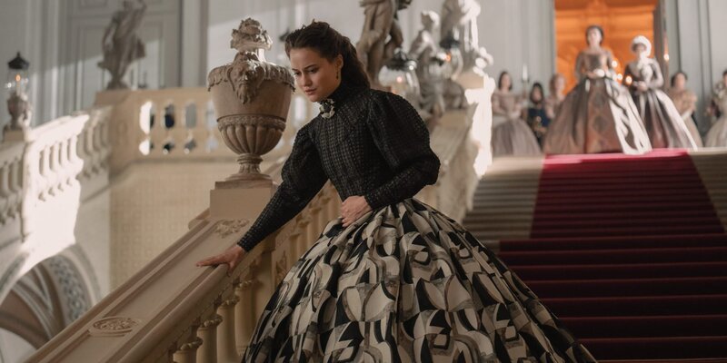 Auf dem Weg zu einem heimlichen Treffen mit ihrer Vertrauten Fanny wird Sisi (Dominique Devenport, l.) von ihrer Schwiegermutter Erzherzogin Sophie (Désirée Nosbusch, 4.v.r.) und der Gräfin Esterhazy (Tanja Schleiff, 3.v.r.) ertappt. Dazu überkommt Sisi in dieser unangenehmen Situation ein ungewohntes Unwohlsein. – Bild: ORF/​Beta Film/​RTL/​Story House Pictures/​Louis-Zeno Kuhn