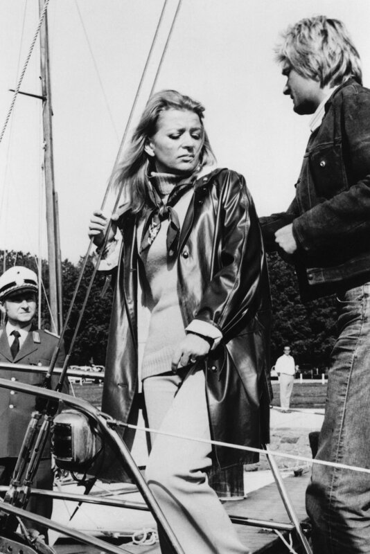 NDR Fernsehen HAMBURG TRANSIT, „Unfall im Yachthafen“. Heil überstanden haben Ulla und Jan ein gefährliches Abenteuer. Die rettende Polizei erwartet sie am Landesteg. – Bild: NDR/​Lilo-Foto