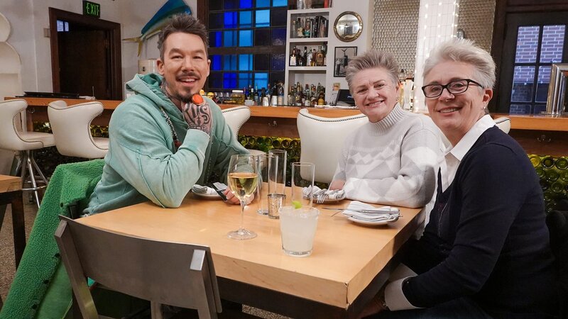 David Bromstad (l.) with the new house owners. – Bild: Warner Bros. Discovery