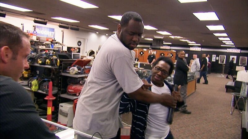 Im Lager riecht es nach Marihuana: Hat ein Mitarbeiter des „American Jewelry and Loan“ während der Arbeit Drogen konsumiert? Pawn-Shop-Besitzer Les Gold lässt seine Angestellten in dieser Folge zum Rapport antreten, um den Sachverhalt aufzuklären. Danach bietet eine Kundin den Pfandleihern in Detroit ein Trike aus den 80ern zum Verkauf an. Die Maschine macht bei der Probefahrt einen exzellenten Eindruck, doch die Eigentümerin verlangt 12 000 Dollar für das Vehikel. Solche Beträge zahlt man nicht aus der Portokasse. – Bild: TLC (DEUT)