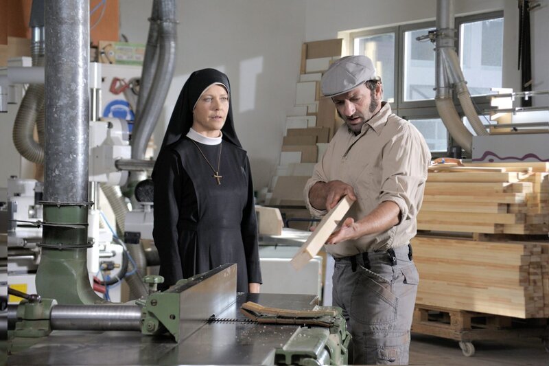 ARD/​MDR UM HIMMELS WILLEN XI. STAFFEL FOLGE 139, „Peter Pan“, am Dienstag um 10:45 Uhr im ERSTEN. Hanna (Janina Hartwig, l.) versucht den Schreiner Günther Schuster (Max Schmidt) zu überreden, zur Generalprobe von „Peter Pan“ zu kommen. Sein Sohn Martin tanzt die Titelrolle, sehr zum Mißfallen seines Vaters. – Bild: ORF/​Kineos/​Jacqueline Krause-Burberg