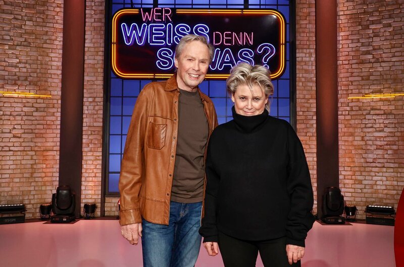 Als Kandidat:innen zu Gast bei „Wer weiß denn sowas?“: Der Sänger Peter Kraus und die Sängerin Gitte Hænning. – Bild: ARD/​Morris Mac Matzen