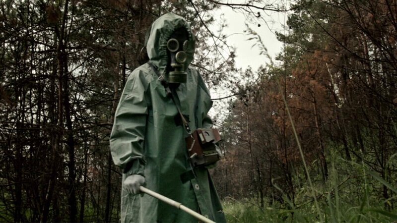 Person mit Gasmaske in einem Wald – Bild: THE HISTORY CHANNEL /​ A+E Global Media