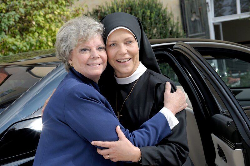 Schwester Hanna (Hanna Jakobi, re.) bekommt überraschend Besuch von ihrer Mutter Gertrud Jakobi (Grit Boettcher). – Bild: ORF 2