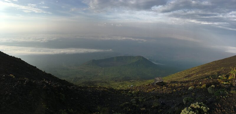 View from the side of Mount Nyriagongo overlooking the Goma landscape and the Sahara crater. – Bild: National Geographic