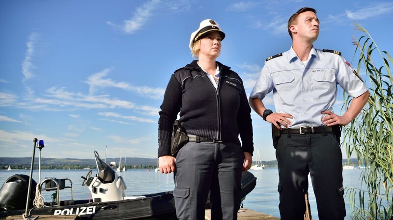Nele Fehrenbach (Floriane Daniel, l.) und ihr Kollege Pirmin Spitznagel (Simon Werdelis, r.) müssen einen schrecklichen Unfall aufklären. – Bild: WDR/​ARD/​SWR/​Patrick Pfeiffer