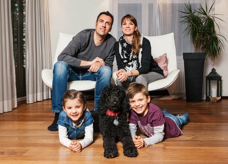 SRF bi de Lüt Familiensache Folge 3 Familie Mäder: Patrik und Maria Mäder mit ihren Kindern Yannik (vorne r.) und Joline (vorne l.) und Königspudel Pequenita – Bild: SRF