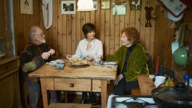  Kurt Schwertsik mit Christa Schwertsik und Katharina Stemberger in ihrer Küche in Penzing. – Bild: ORF/​Metafilm