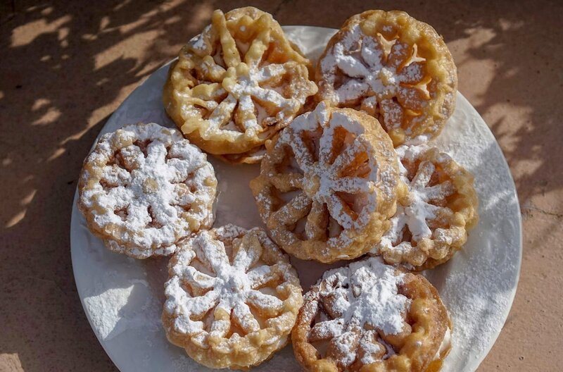 Die mit Ricotta gefüllten Baci Panteschi sind eine beliebte Nachspeise auf Pantelleria. – Bild: Reiner Bauer