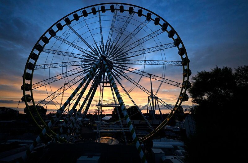 Die Düsseldorfer Kirmes ist die größte am Rhein. Über vier Millionen Menschen kommen auf die Rheinwiesen, um das besondere Flair zu genießen und Fahrgeschäfte der Superlative zu erleben. Unsere Reporter werden auch einen Blick hinter die Kulissen werfen: Wie leben eigentlich all die Schausteller zehn Tage lang auf den Wiesen am Rheinufer. (Archivfoto: Das Riesenrad der Düsseldorfer Rheinkirmes steht bei Sonnenaufgang am Rheinufer, 19.07.2024). – Bild: WDR/​dpa/​Roberto Pfeil