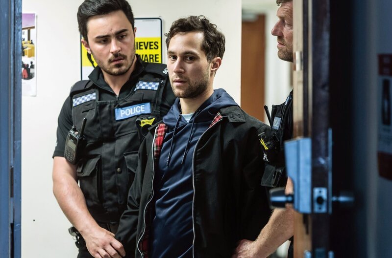Der Entführer Ryan (Ludwig Trepte) wird wegen einer anderen Tat verhaftet. – Bild: ARD Degeto/​Gary Moyes /​ ZDF und ARD Degeto/​Gary Moyes