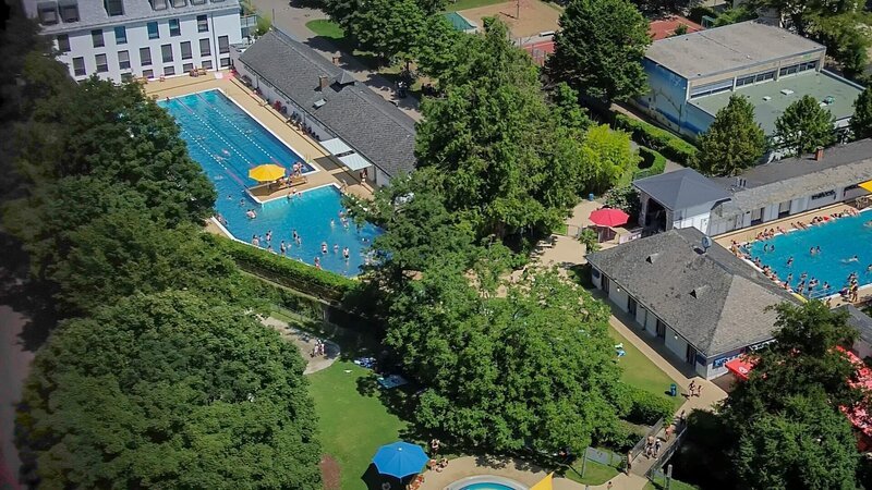  Luftbild Lorettobad in Freiburg. – Bild: ORF/​werwiewas medienproduktion/​Jupp Tautfest