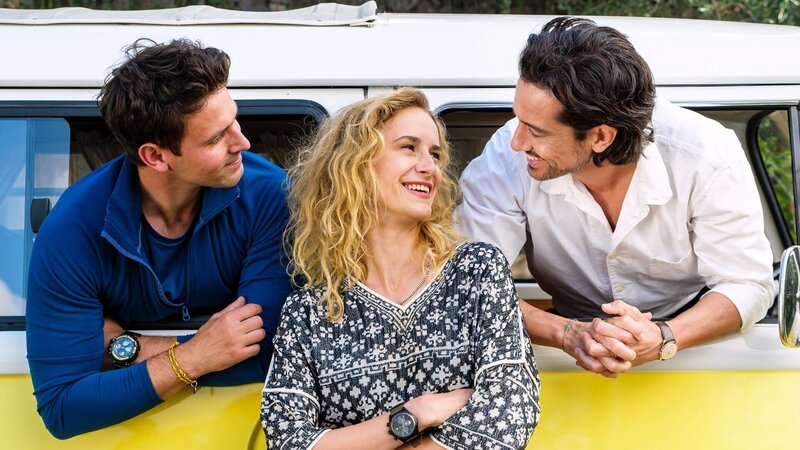 Ein Sommer am Gardasee Schwierige Entscheidung: Joshua Grothe als Lukas, Pia-Micaela Barucki als Nell, Stefano Bernardin als Simone – Bild: SRF/​ZDF/​Florian Licht
