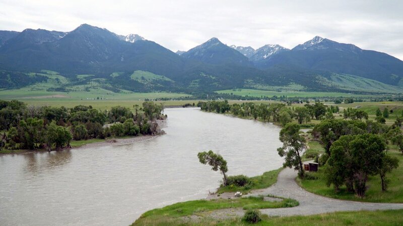 Ebenen, die an die Rocky Mountains grenzen, reißende Flüsse und Dörfer, die direkt aus einem Western stammen könnten – Montana verkörpert den Mythos des amerikanischen Westens. – Bild: Elephant Doc