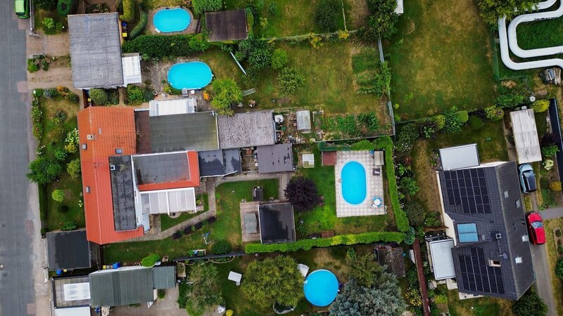  Luftbild in der Nähe von Magdeburg, Pools in deutschen Gärten. – Bild: ORF/​werwiewas medienproduktion/​Robert Cöllen