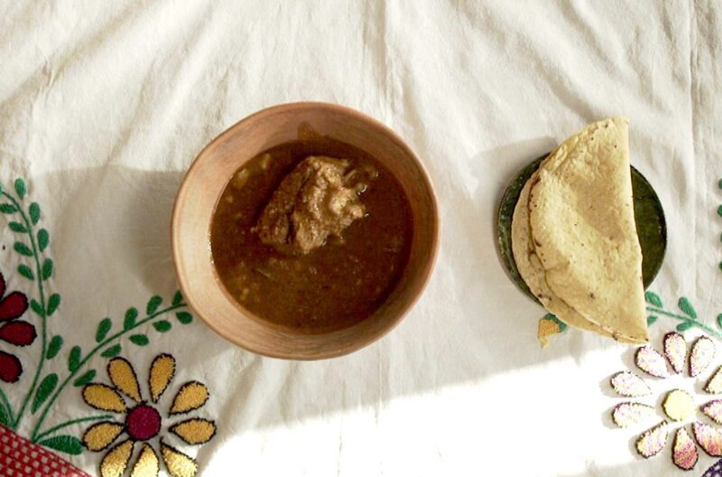 Carmens Suppe mit Schweinefleisch und Yerba Santa – Bild: Elephant Doc