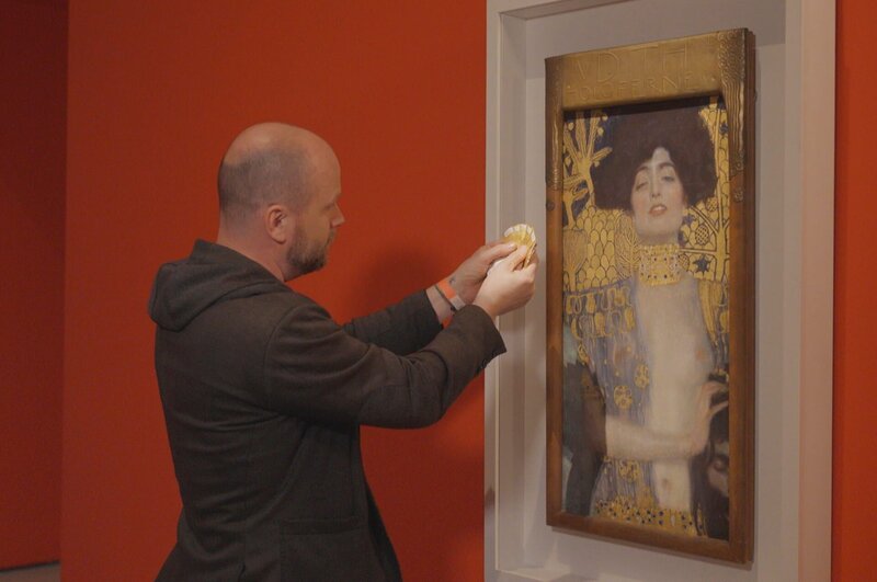 Tim Ernst im Belvedere in Wien vor der „Judith I“ auf der Suche nach der passenden Farbe. – Bild: ZDF/​Thomas Kost