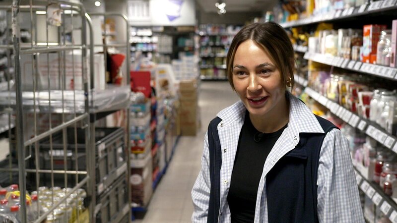 S2E28: Alessia kommt erneut zu spät – und landet prompt zum Probearbeiten in der Tiefkühlabteilung. Dort herrschen minus 24 Grad! – Bild: RTLZWEI