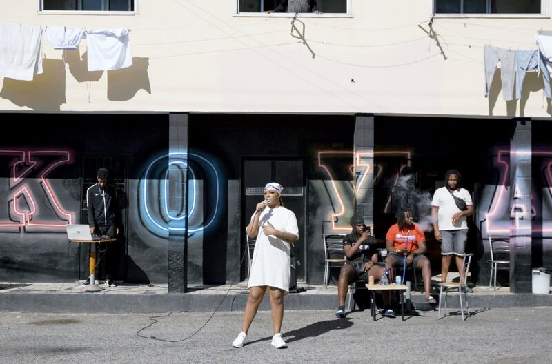 Die Texte der Rapperin Mynda Guevara handeln von den Erfahrungen portugiesischer Frauen, Veränderung, Hoffnung und ihrem Leben im Brennpunktviertel Cova da Moura. – Bild: EuroArts Music Int.