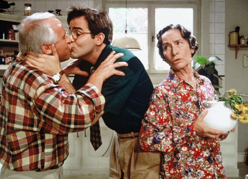 Hans (Walter Andreas Müller, l.) muss für ein Theaterstück Küsse üben und Bruno (Beat Marti) stellt sich zur Verfügung. Als Tante Martha (Trudi Roth) die beiden «bei der Sache» ertappt, ist sie ebenso überrascht wie beeindruckt – Bild: SRF