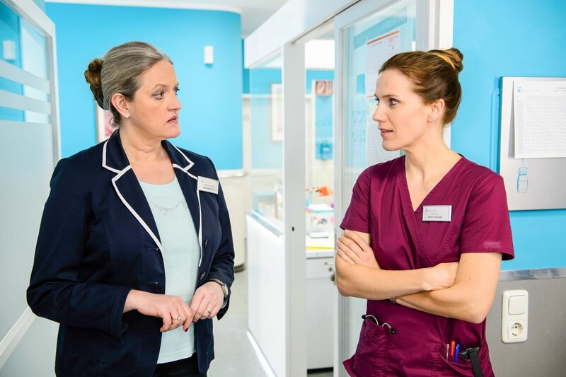 „Bettys Diagnose – Neuanfang“: Mechthild Puhl (Sybille J. Schedwill) und Betty (Bettina Lamprecht) im Krankenhausflur. – Bild: ORF/​ZDF/​Frank Hempel
