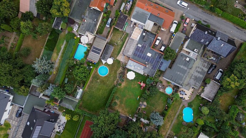 Poolgeschichten – Bild: ORF/​werwiewas medienproduktion/​Robert Cöllen