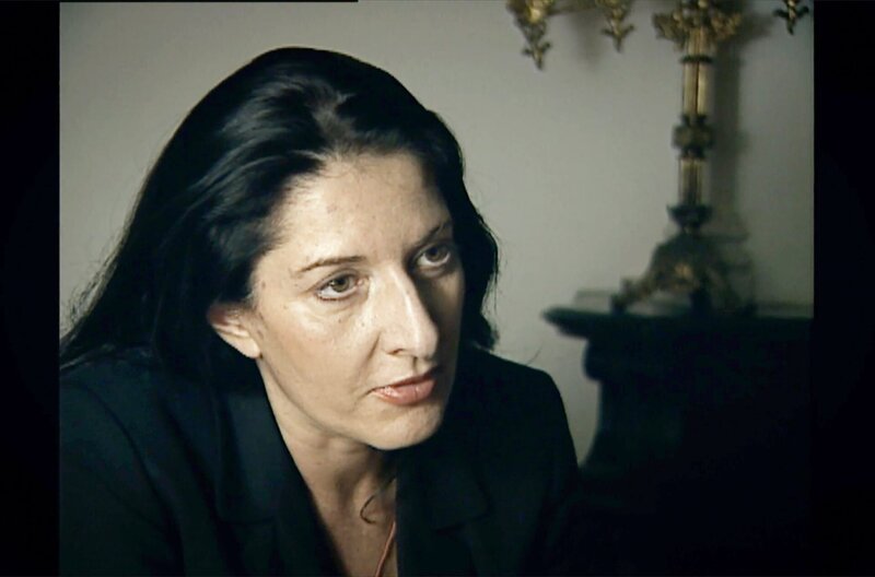 Der Regisseur Hermann Vaske begleitet die Künstlerin Marina Abramovic mit seiner Kreativitäts-Trilogie seit vielen Jahren. – Bild: Emotional Network