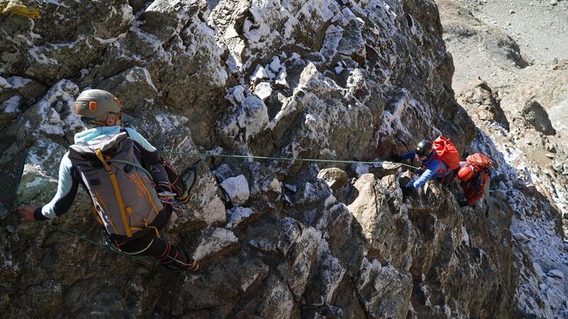 Mutige Nicht-Bergsteigerin: Simona Caminada will den Gipfel des Monte Viso erklimmen. Ob ihr das gelingt? – Bild: SRF