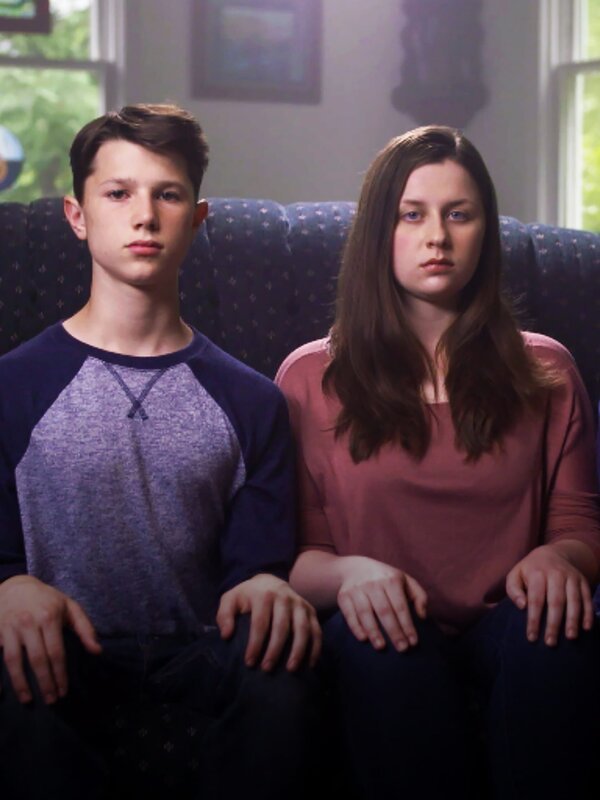 The Fuss children sitting on the couch. – Bild: Discovery Communications