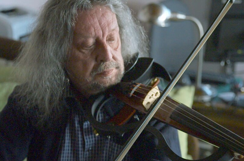Jiri Kabes ist ein tschechischer Sänger, Violinist, Gitarrist und Songwriter. – Bild: Hoferichter & Jacobs