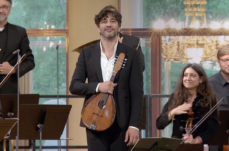 Avi Avital (Mi.) mit Musikerinnen und Musikern des Ensembles Il Giardino Armonico im Schloss Esterhazy in Eisenstadt – Bild: Maik Behres Avi Avital (Mi.) mit Musikerinnen und Musikern des Ensembles Il Giardino Armonico im Schloss Esterhazy in Eisenstadt – Bild: Maik Behres