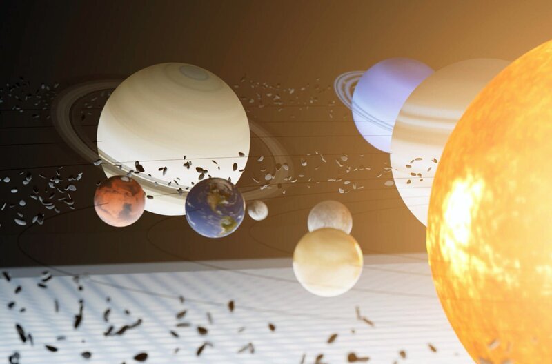 Die Erde ist schneller als ein ICE und dreht sich mit mehr als 100.000 Stundenkilometern um die Sonne. Dabei nimmt sie uns alle mit. – Bild: Mad Films