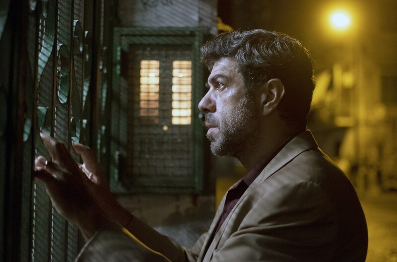 Felice Lasco (Pierfrancesco Favino) kehrt in Neapel an die Orte seiner Vergangenheit zurück. – Bild: Paolo Carnera/​Picomedia/​Mad Entertainment/​Medusa Film/​Rosebud Entertainment Pictures