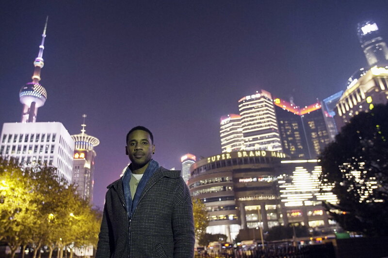 Der britische Schauspieler und Filmemacher Reggie Yates in Shanghai, China – Bild: SRF/​BBC Studios