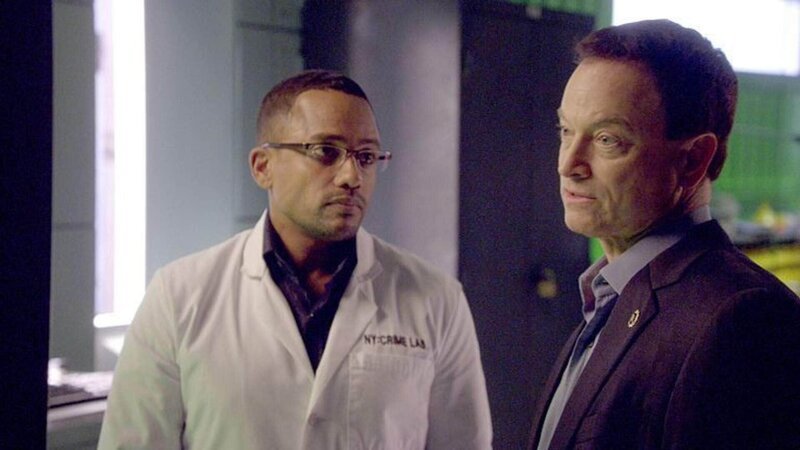 Sheldon Hawkes (Hill Harper, l.) und Mac Taylor (Gary Sinise) schauen sich gemeinsam die Ergebnisse einer Okduktion genauer an. Doch wer hat die Freundin eines ehemaligen Häftlings erstochen? – Bild: RTL /​ CBS