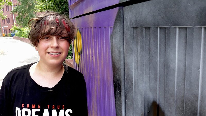 Samuel (13) aus Berlin ist ein begeisterter Sprayer. – Bild: rbb/​Frank Kleemann